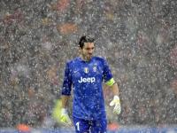 哈登在独行侠比赛中险胜，出色防守引发热议！全场沸腾不已