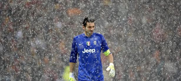 哈登在独行侠比赛中险胜，出色防守引发热议！全场沸腾不已